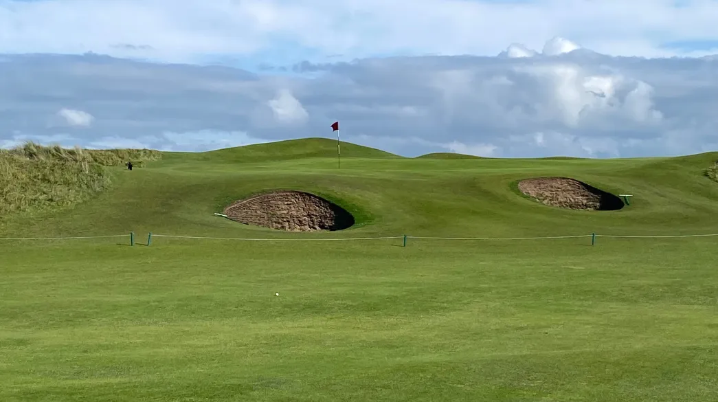 Saunton Sands green and bunkers 