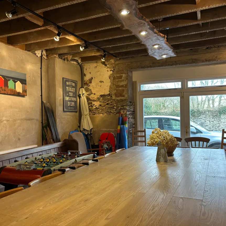 A large table in the middle of The Barn at Spreacombe Holiday Cottages
